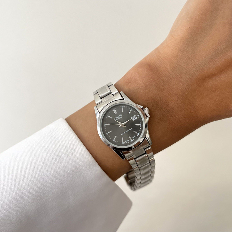 ساعت مچی زنانه کاسیو casio اصلی بند استیل نقرهای صحفه نمایش گرد مشکی