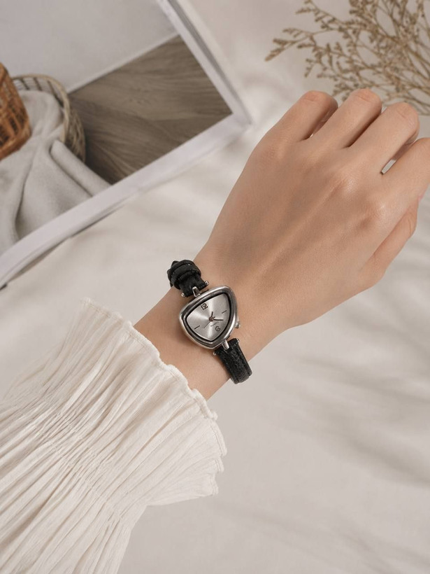 ⌚️ ساعت مینیمال چرمی مدل دفرمه مشکی